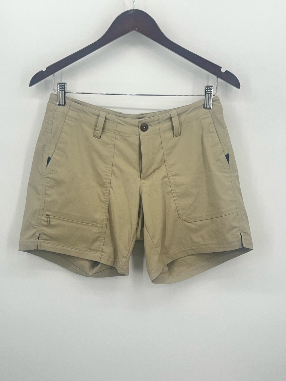 The North Face Women's button and drawstring closure shorts. Size 2. 7" inseam.